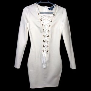 Boutique white long sleeve dress.. cute..